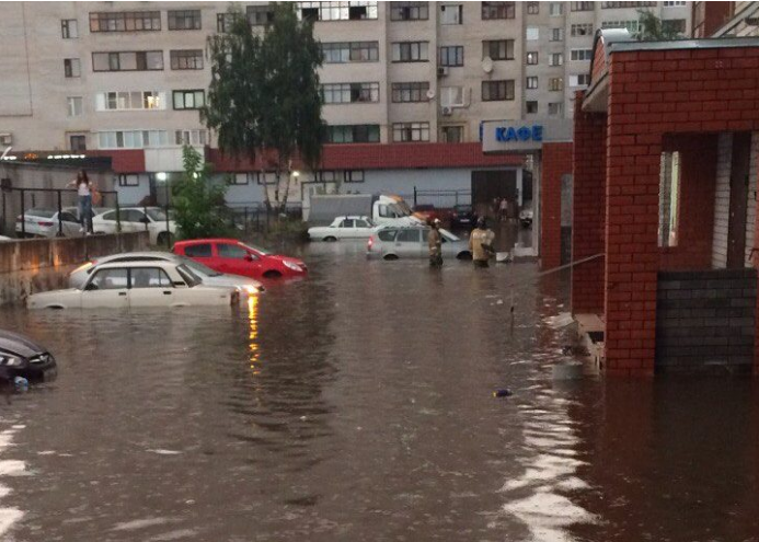 Казань ливень. Мензелинск потоп. Казань наводнение. Ливень в Казани. Казань после дождя.